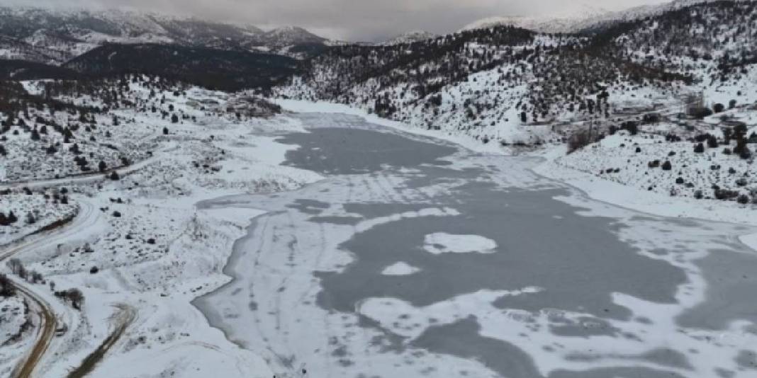 Sıcaklık -25 dereceye düştü baraj doğal buz pistine döndü! Burası Adana’nın Sibirya’sı: Alışılmadık manzara şaşırttı 5
